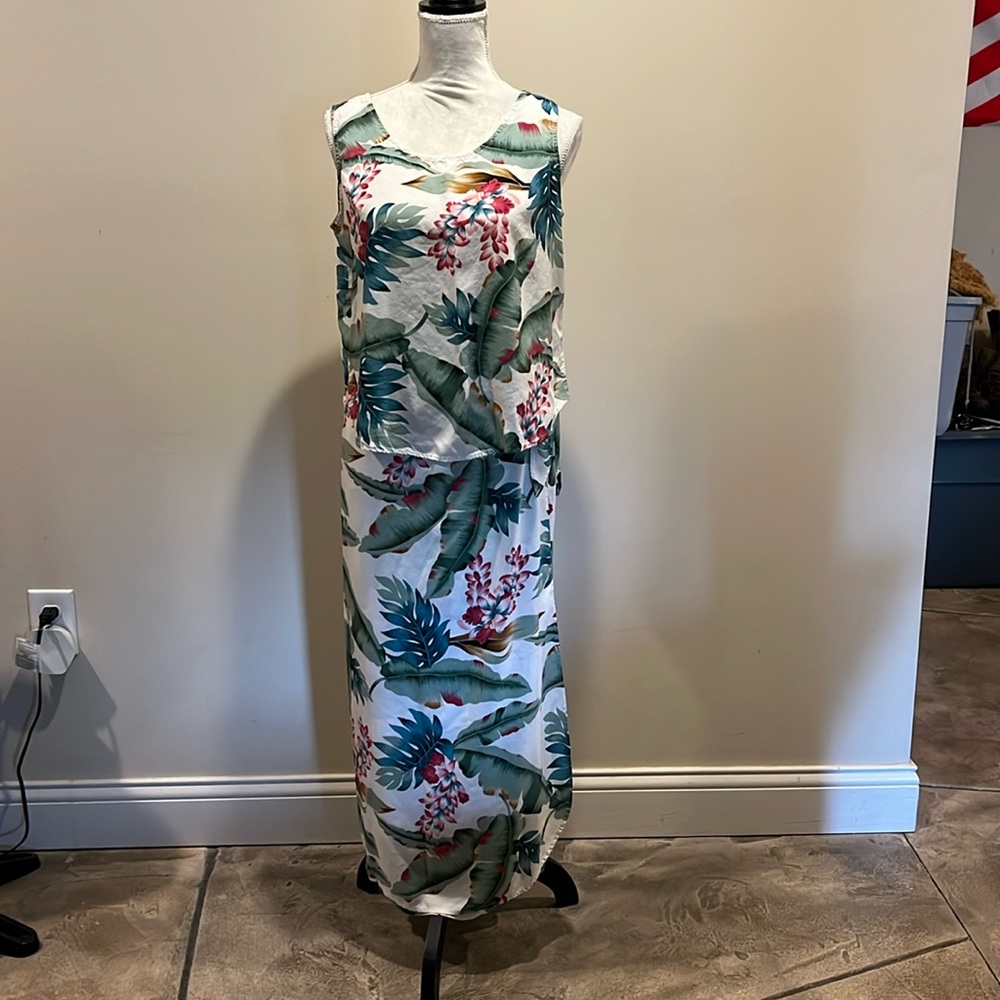 Vintage Iolani wrap skirt and top. Size L